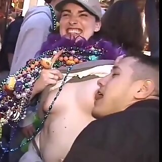 Mardi Gras sexy nipple jilat pada imut gadis