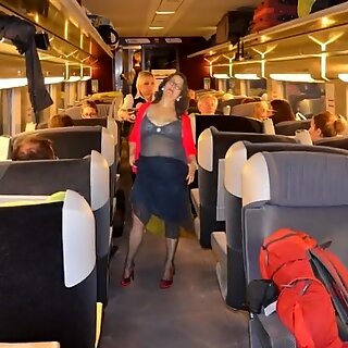Slutwife Pelzmausi يجعل رحلة قطار -