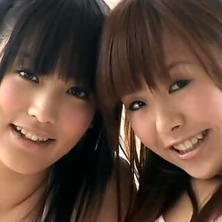 Asiatisk cutie yuri hamada och hennes tonåring flickvän i bikini