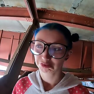 Sex under the bridge with a drăguțe schoolgirl in ochelari she loves to get spermă on its face
