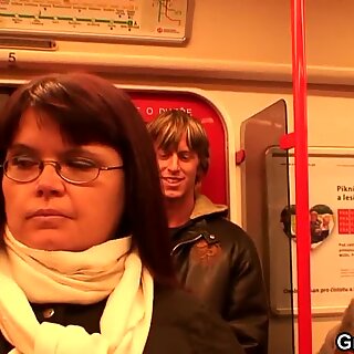 Hij hookt Rondborstig Rijpevrouw Dame in Metro